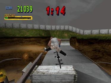 Mat Hoffman's Pro BMX - Screenshot - Gameplay (World) - 640x480
